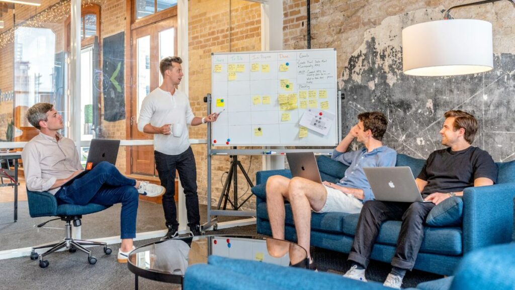 Mitarbeiter die an einer Schulung teilnehmen.