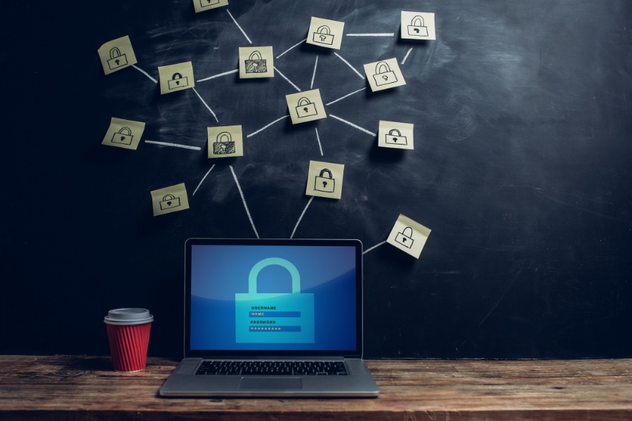 Ein Laptop, über dem viele verschiedene Schlösser abgebildet sind, um Datensicherheit zu veranschaulichen.