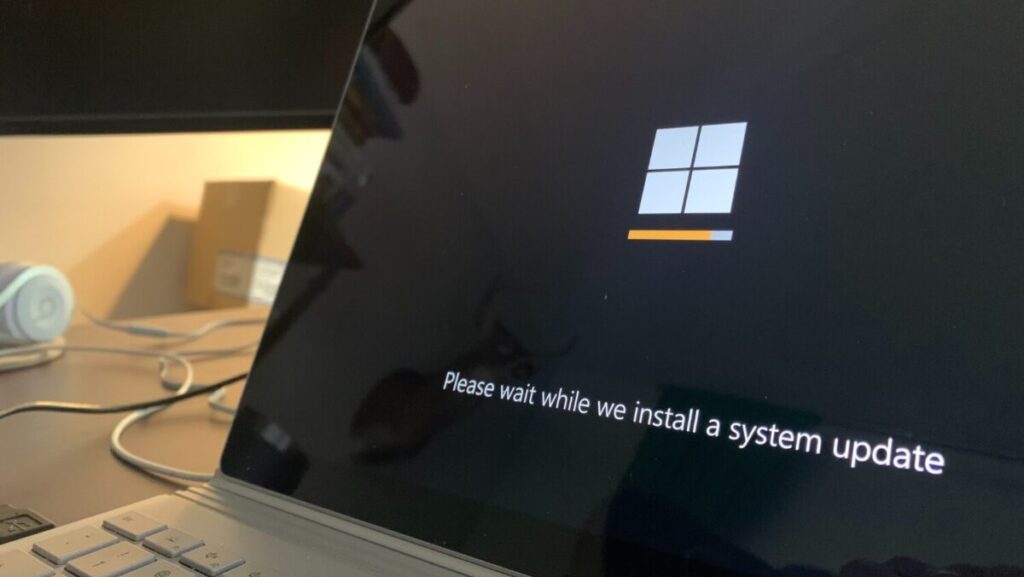 Eine Abbildung eines Windows-PCs, welcher gerade ein Update durchführt.