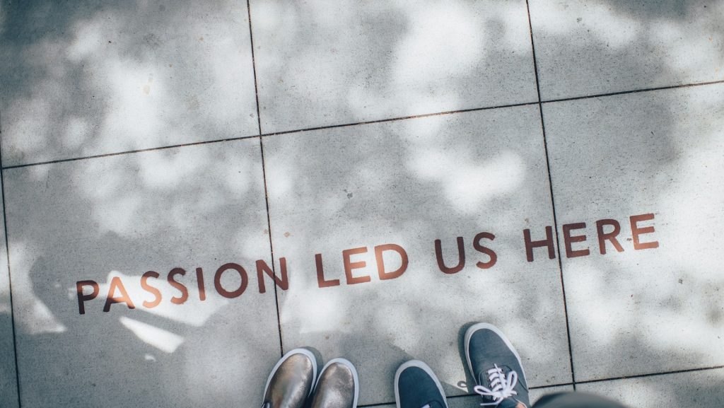 Ein Aufdruck am Boden mit "Passion led us here"