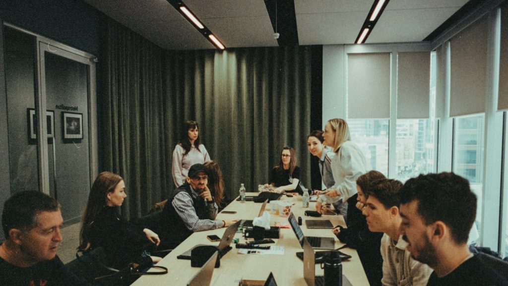 Ein Bild, das Mitarbeiter in einem Raum zeigt. Sie werden geschult.