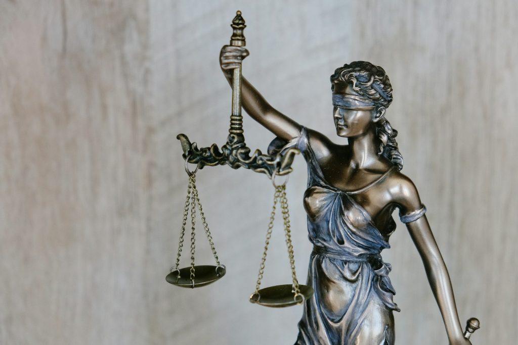 Ein Bild der Gerechtigkeitsstatue mit einer Waage in der Hand und verbundenen Augen.